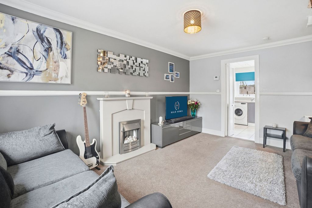 Property photo 2 of 17 Lounge