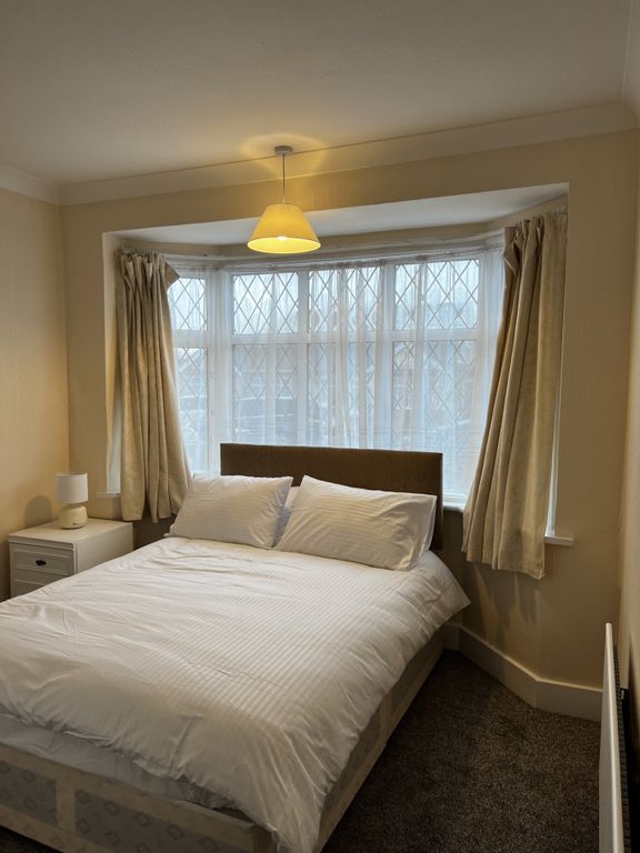 Property photo 2 of 7 Bright, Neatly Presented Bedroom With A Comfortabl...