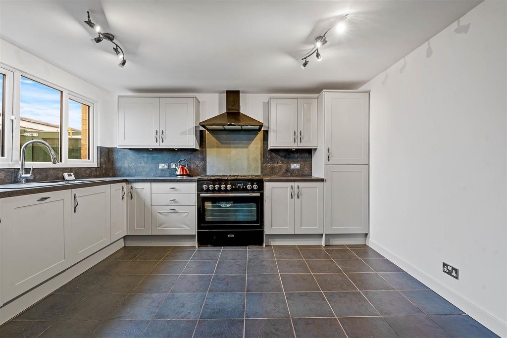 Property photo 3 of 18 Kitchen