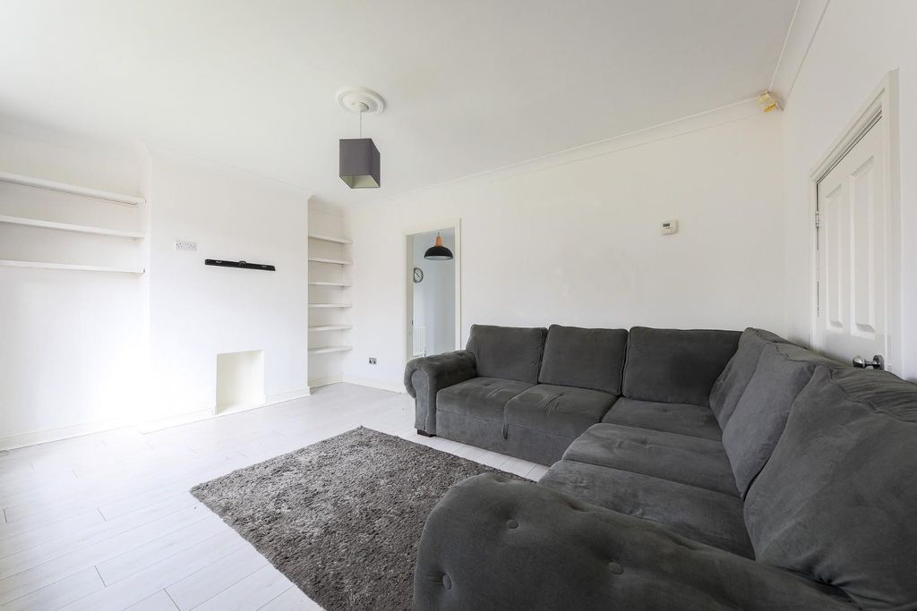 Property photo 2 of 12 Lounge