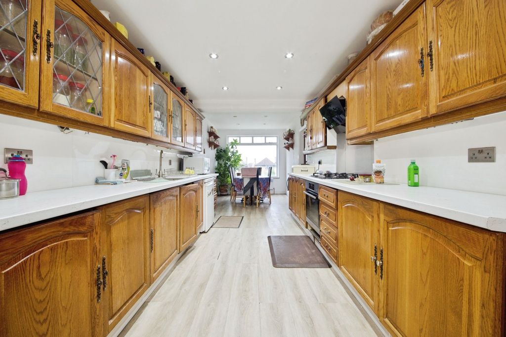 Property photo 3 of 33