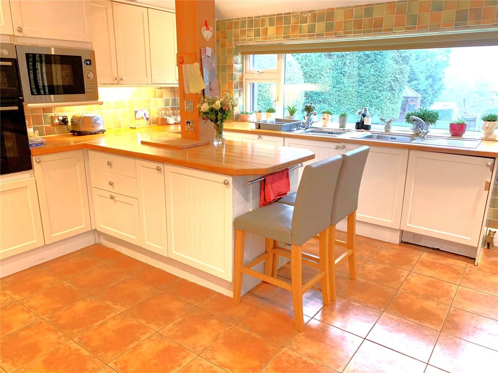 Property photo 2 of 27 Kitchen/Breakfast