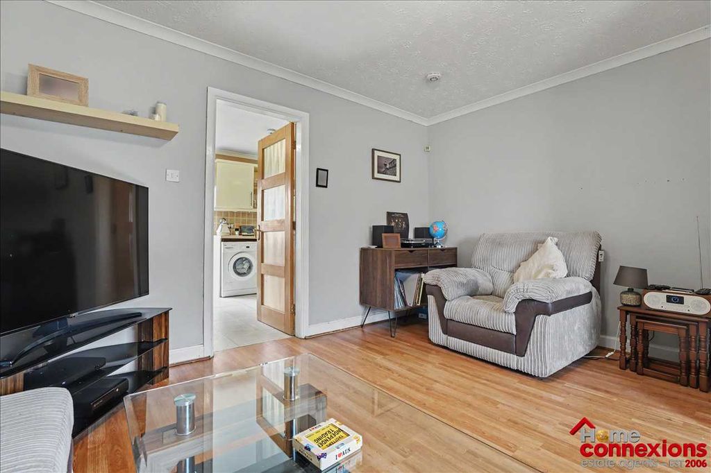 Property photo 3 of 18 Lounge (2)