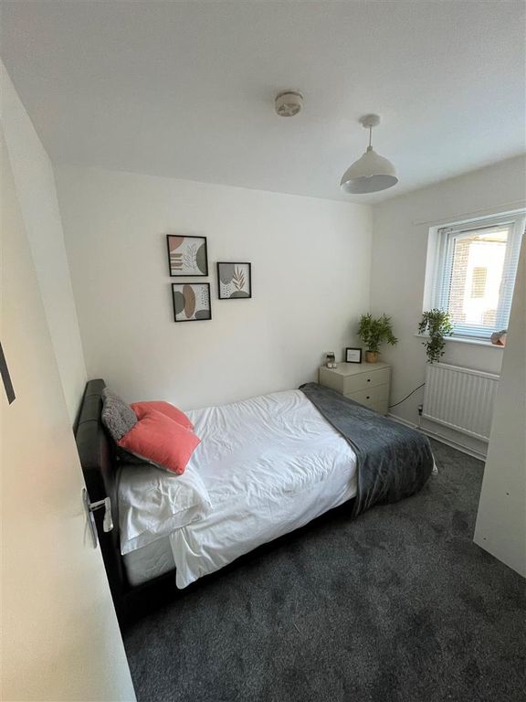 Property photo 2 of 5 Bed 1.Jpg
