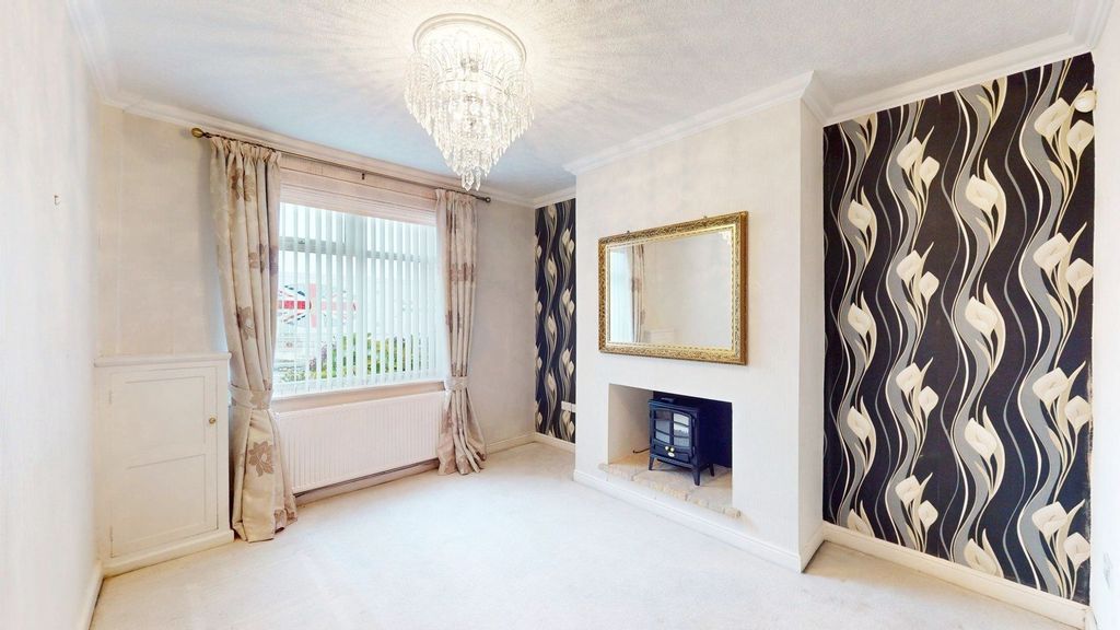 Property photo 3 of 16 Lounge