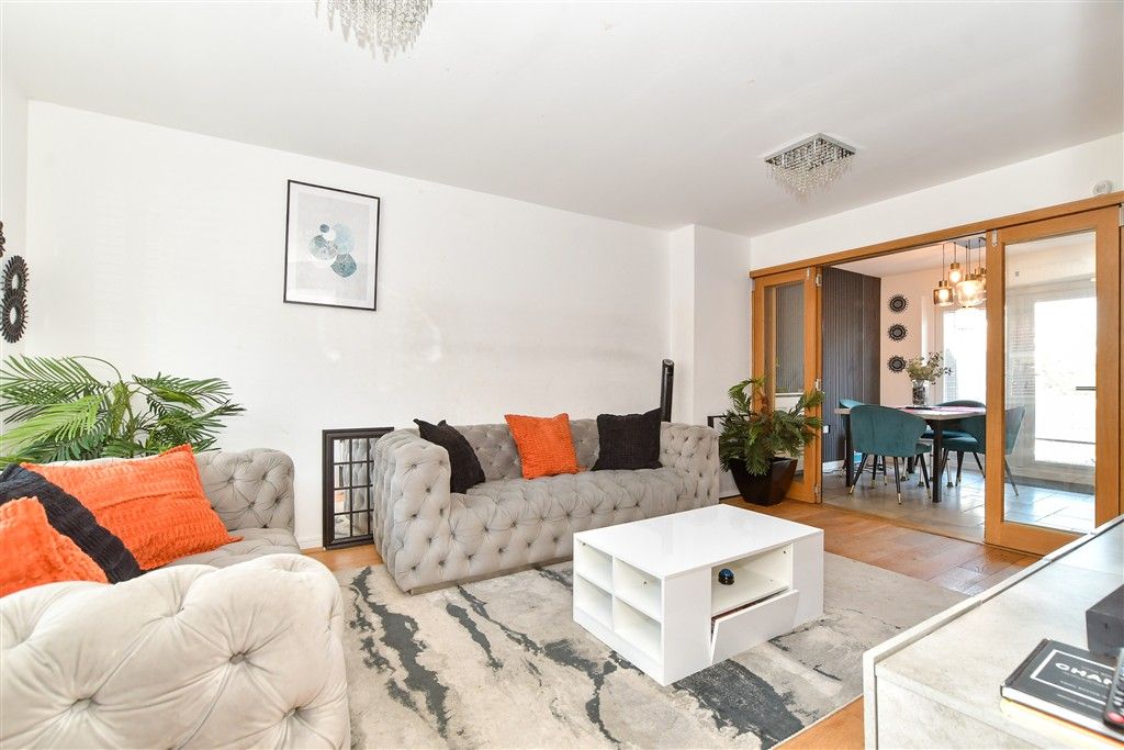 Property photo 1 of 13 Lounge