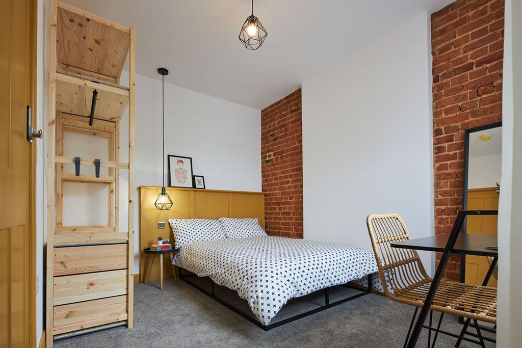 Property photo 1 of 12 Room 4