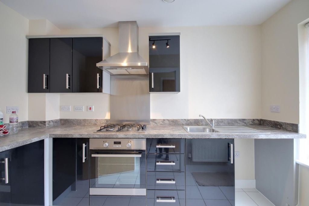 Property photo 3 of 8 Kitchen