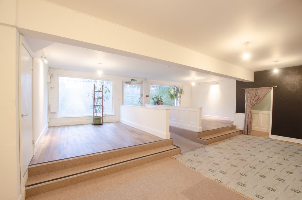 Property photo 2 of 18 85 Fore Street Bodmin 01208 74182-05