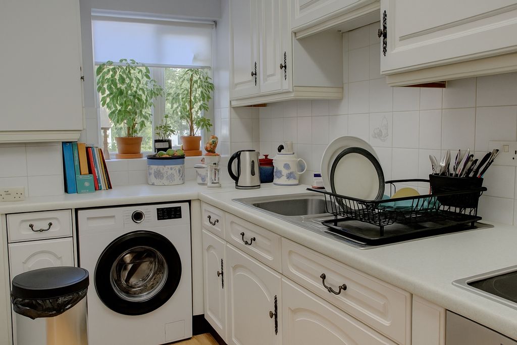 Property photo 3 of 8 Kitchen