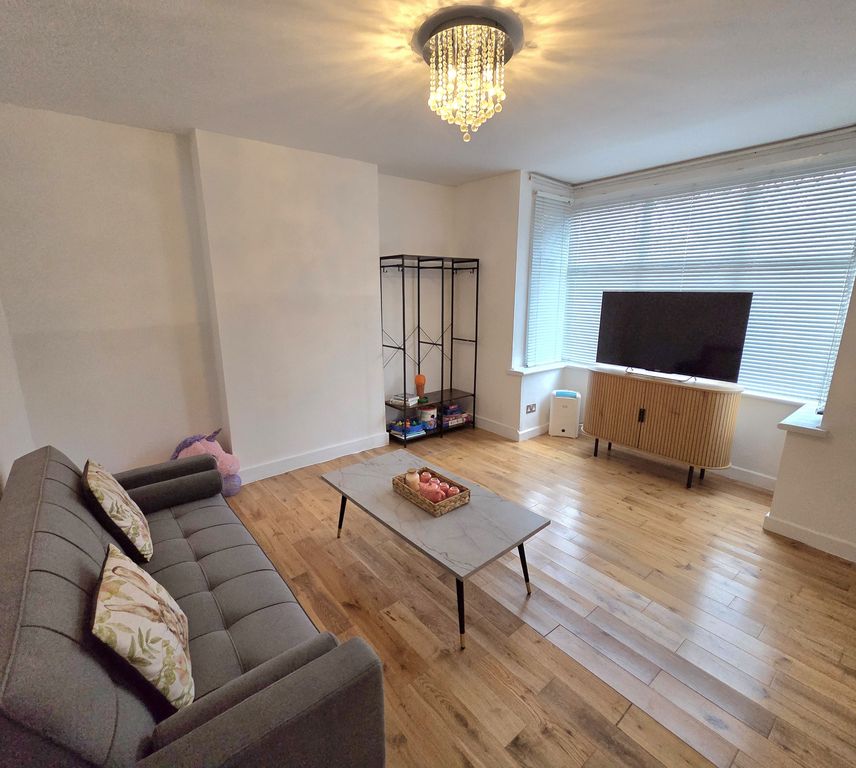 Property photo 1 of 18 5 Bed Semi-Detached House