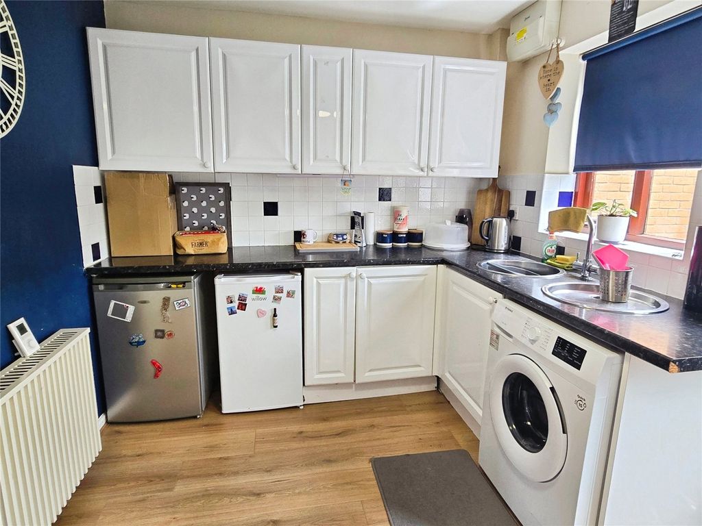 Property photo 3 of 7 Dining Kitchen