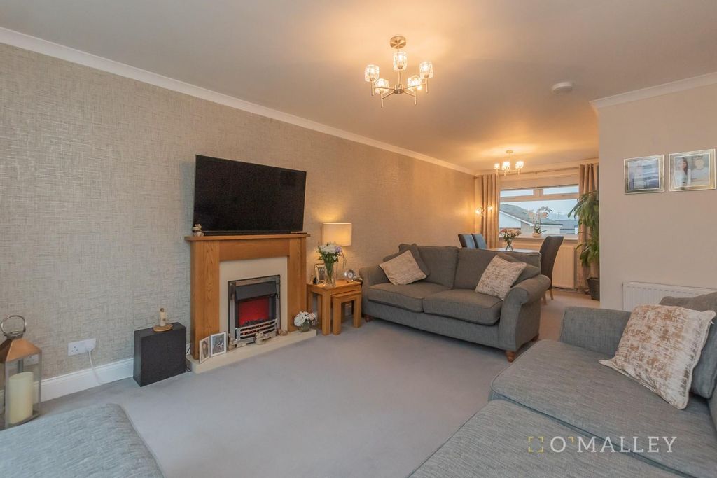 Property photo 3 of 18 Lounge