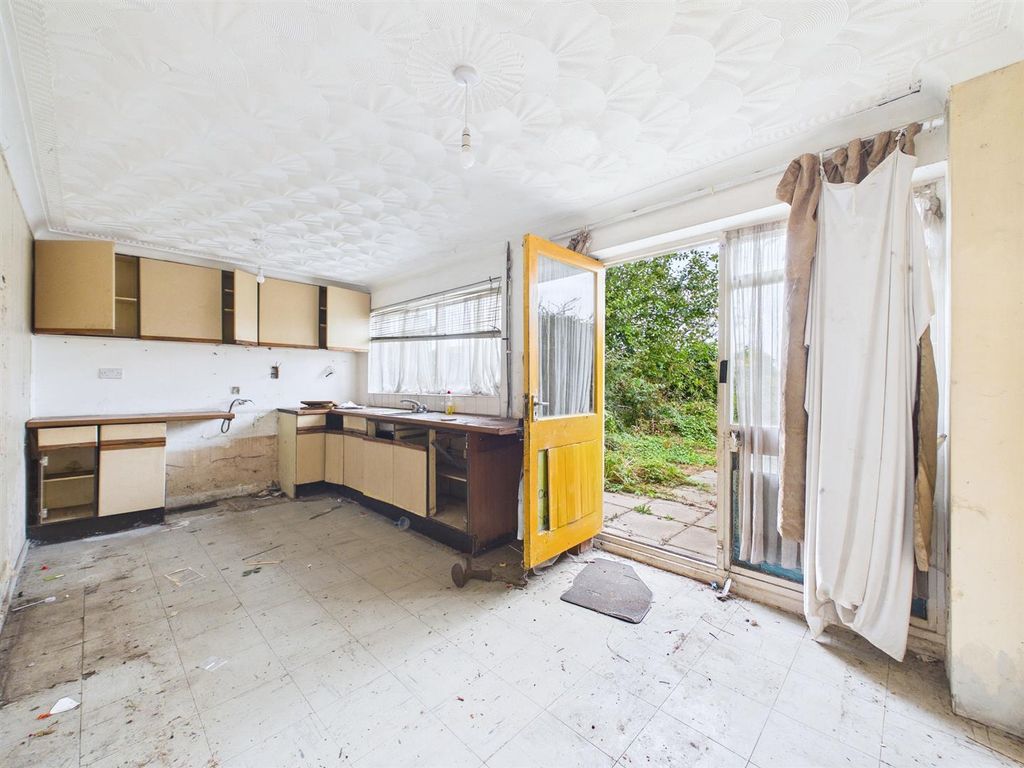 Property photo 2 of 13 2 - 3-Bedroom House In Yate For Referbishment.Jpg
