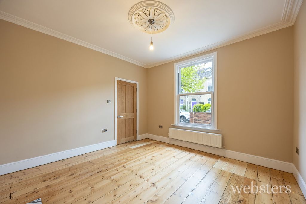 Property photo 2 of 32
