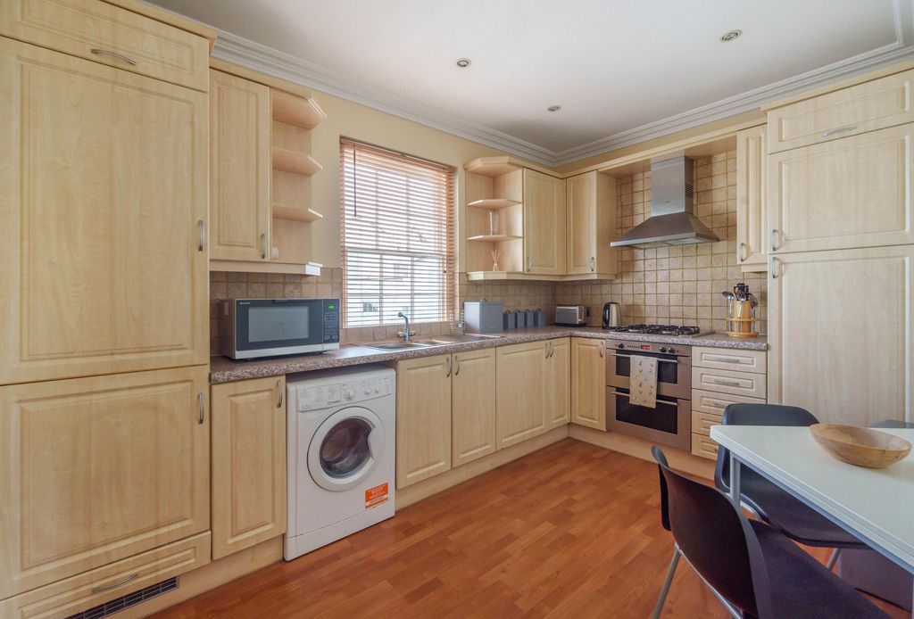 Property photo 2 of 9 Kitchen