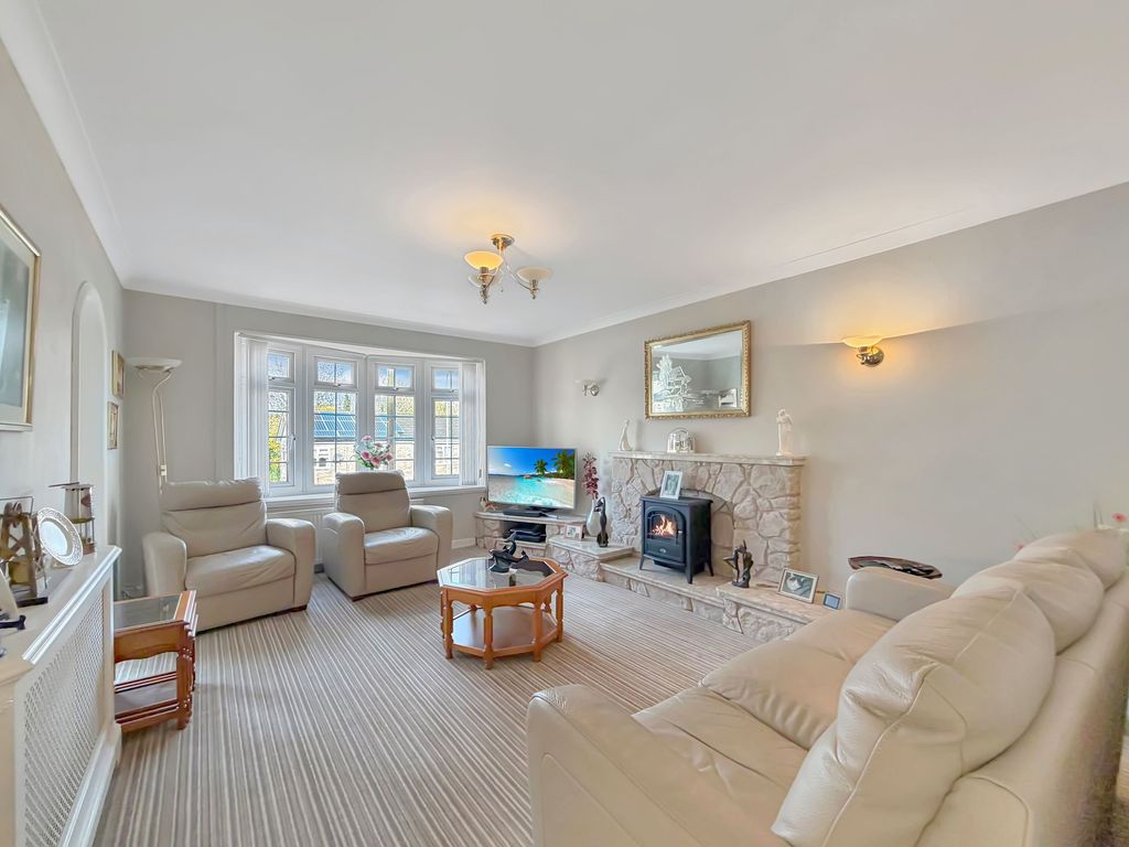 Property photo 2 of 27