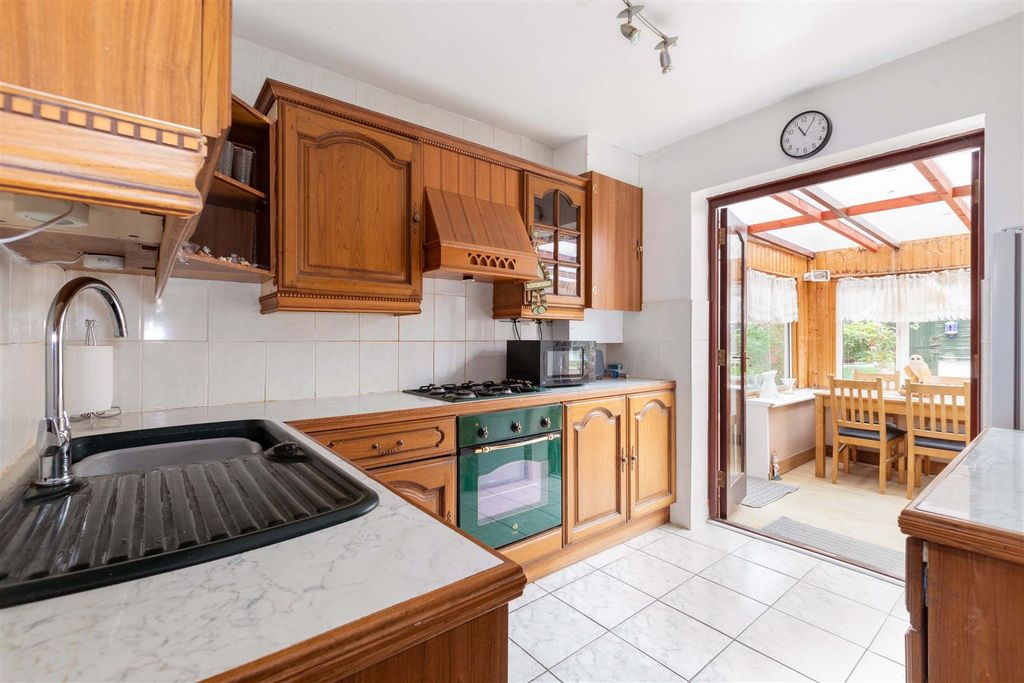 Property photo 2 of 15 2 Lower Cippenham Lane-19.Jpg