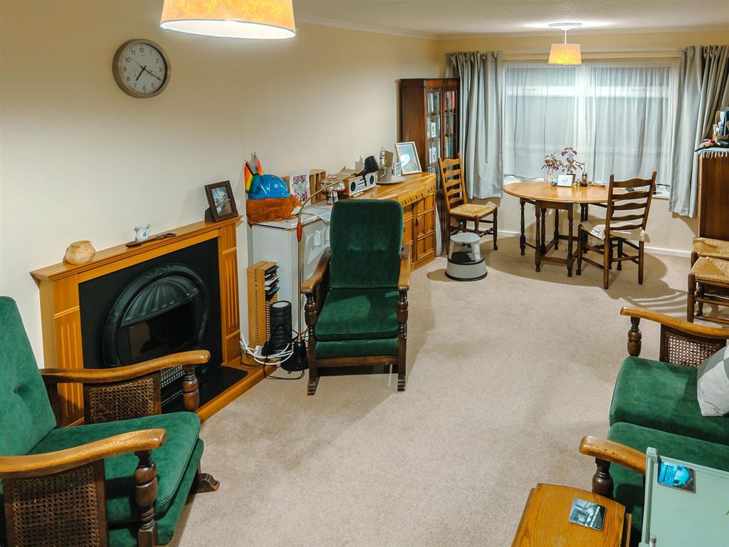 Property photo 2 of 12 Lounge