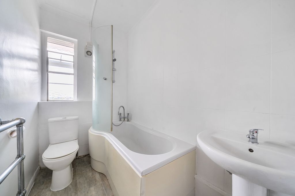 Property photo 3 of 18 Bathroom