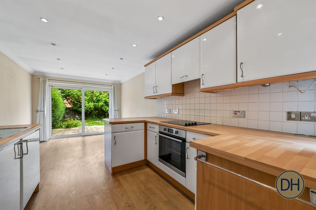 Property photo 2 of 30 Gresham Road