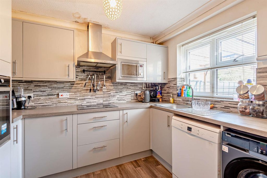 Property photo 3 of 17 Kitchen