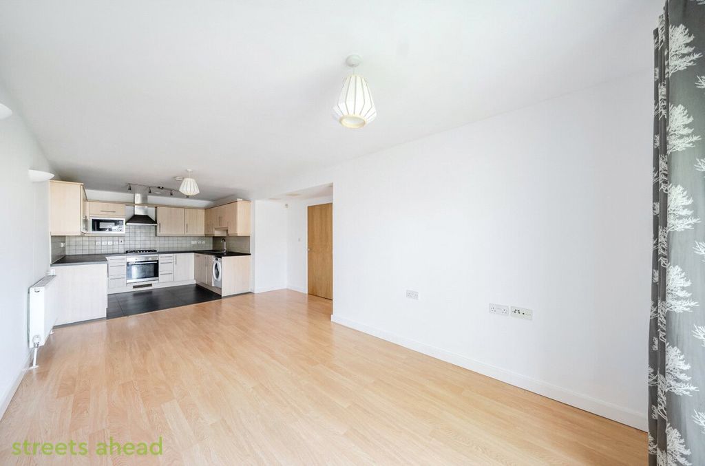 Property photo 3 of 19 79032F2F-B39A-48B...