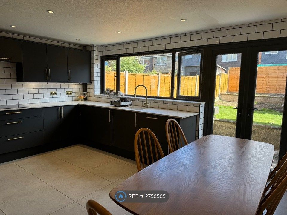Property photo 2 of 11 Kitchen