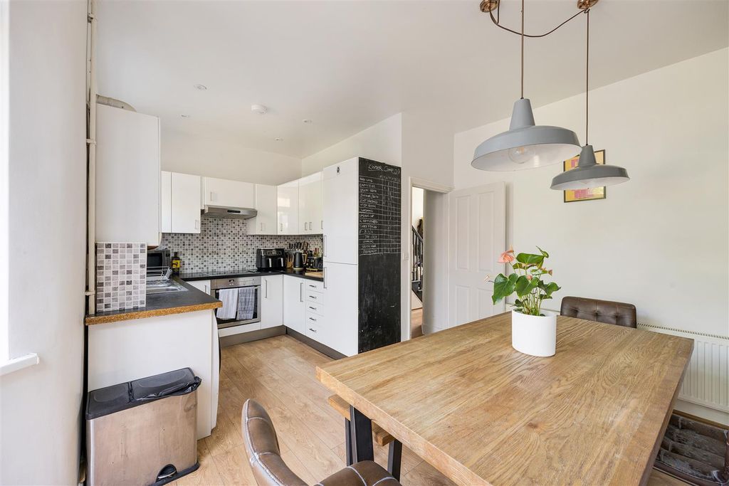 Property photo 3 of 28 Selwyn Avenue, E4