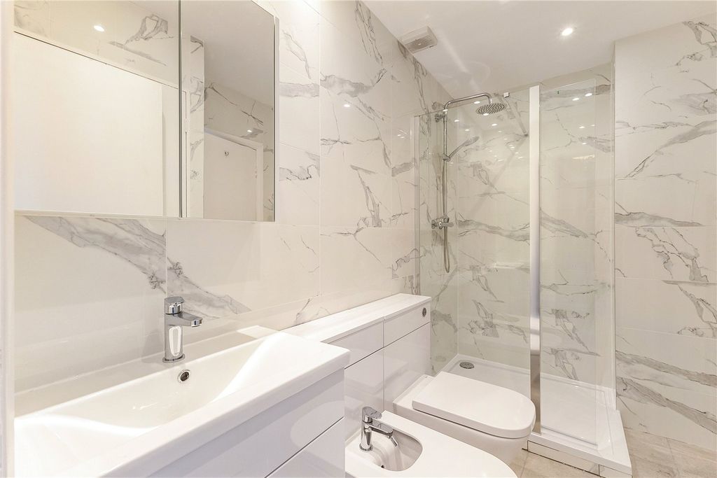 Property photo 3 of 16 Bathroom