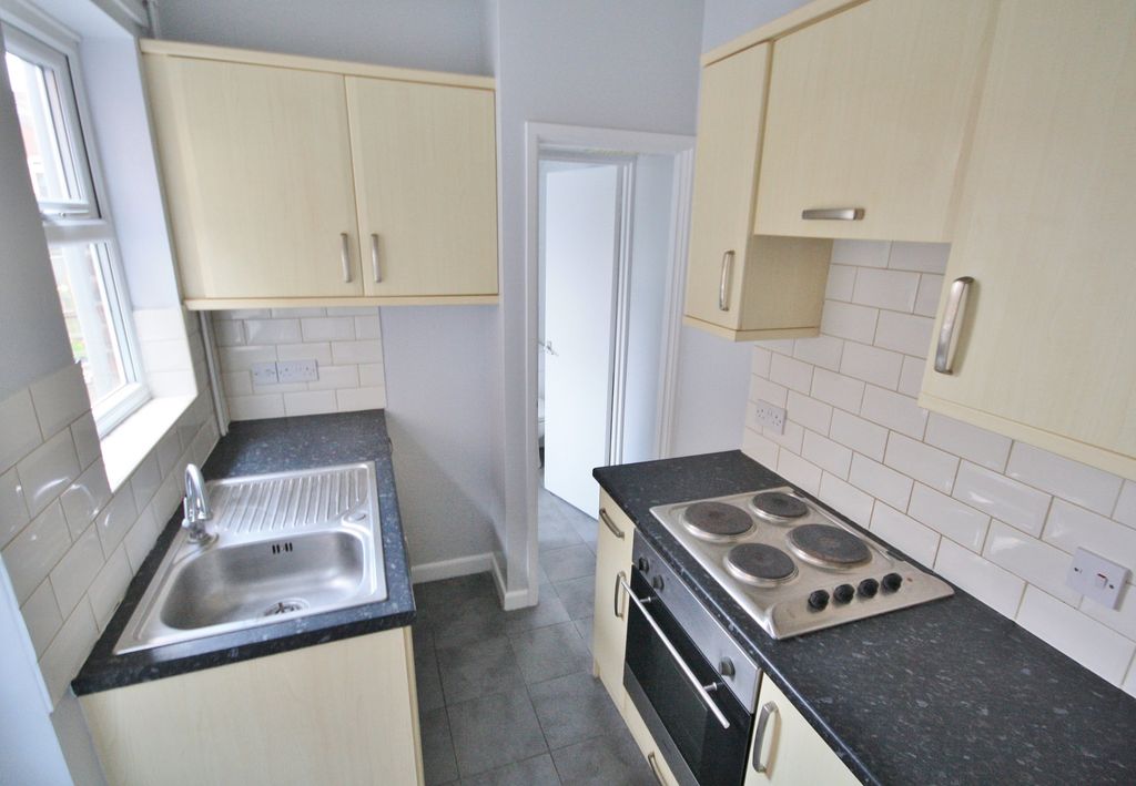 Property photo 2 of 10 Kitchen
