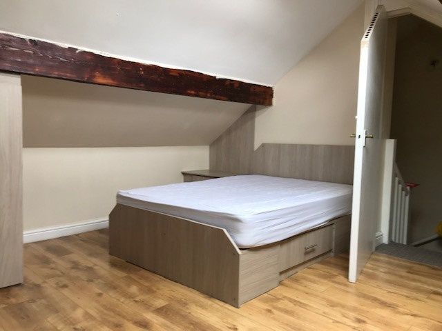 Property photo 3 of 6 A Cozy Single Bedroom With A Comfortable Bed, Ligh...