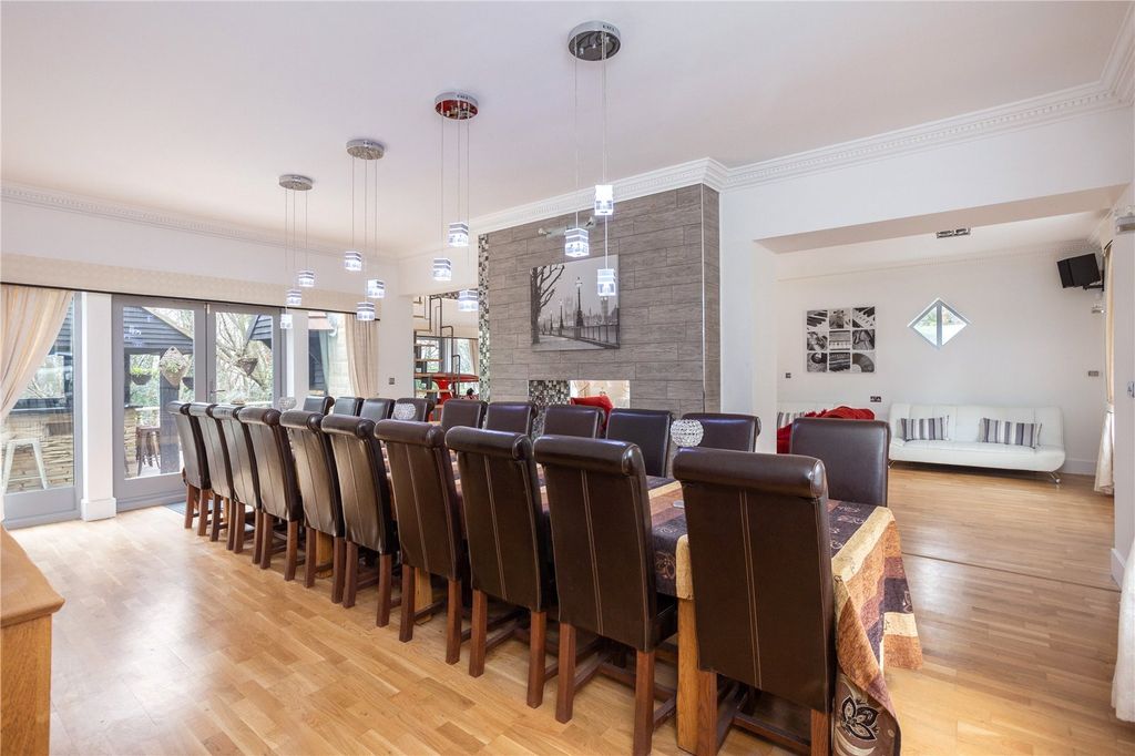 Property photo 3 of 31 Dining Room