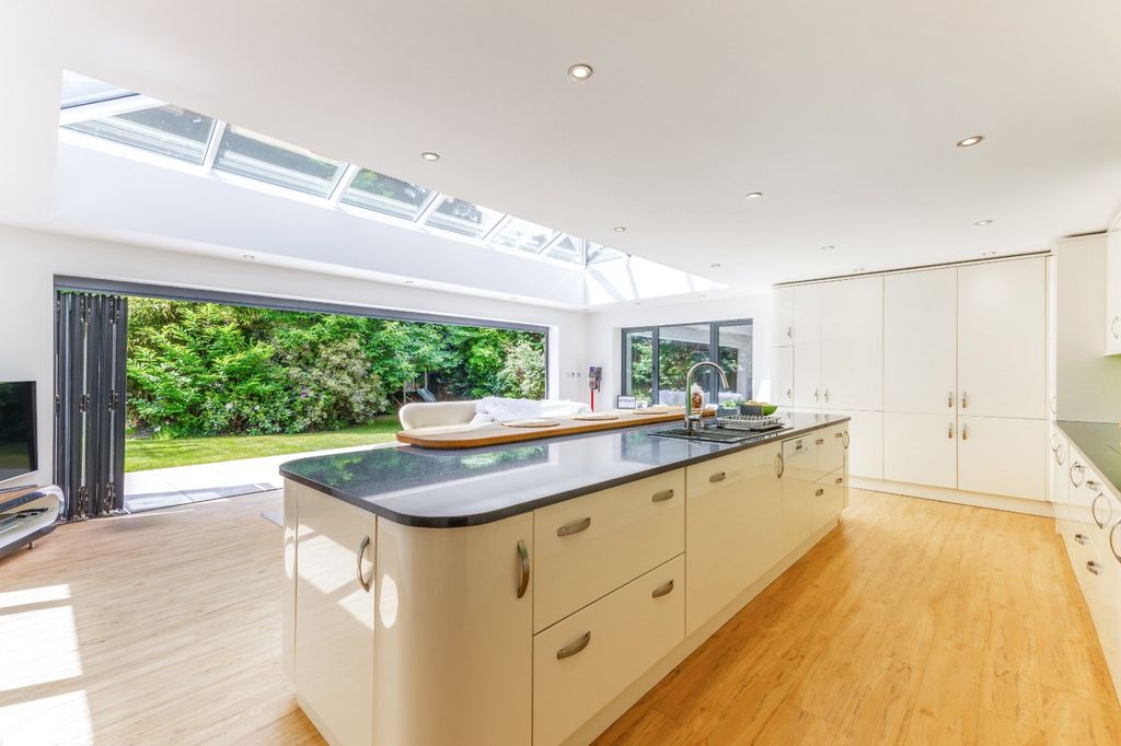 Property photo 2 of 20 Kitchen/Breakfast