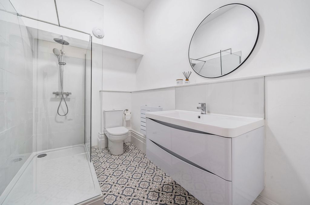 Property photo 3 of 8 Bathroom