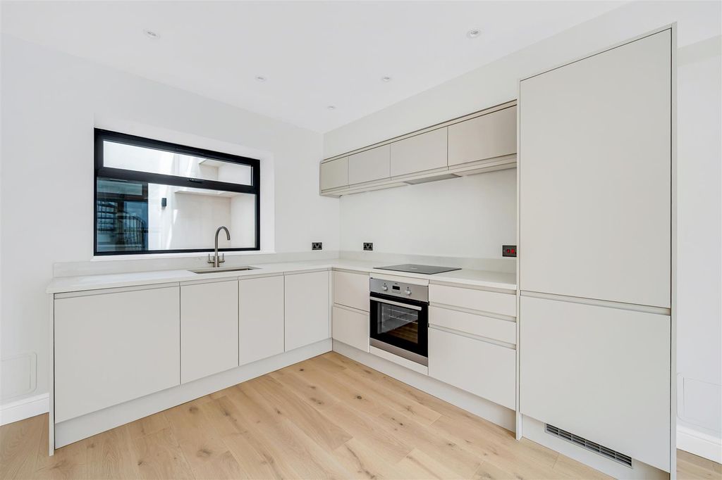 Property photo 3 of 16 Flat 1 - 51 Mill Hill Road-7.Jpg