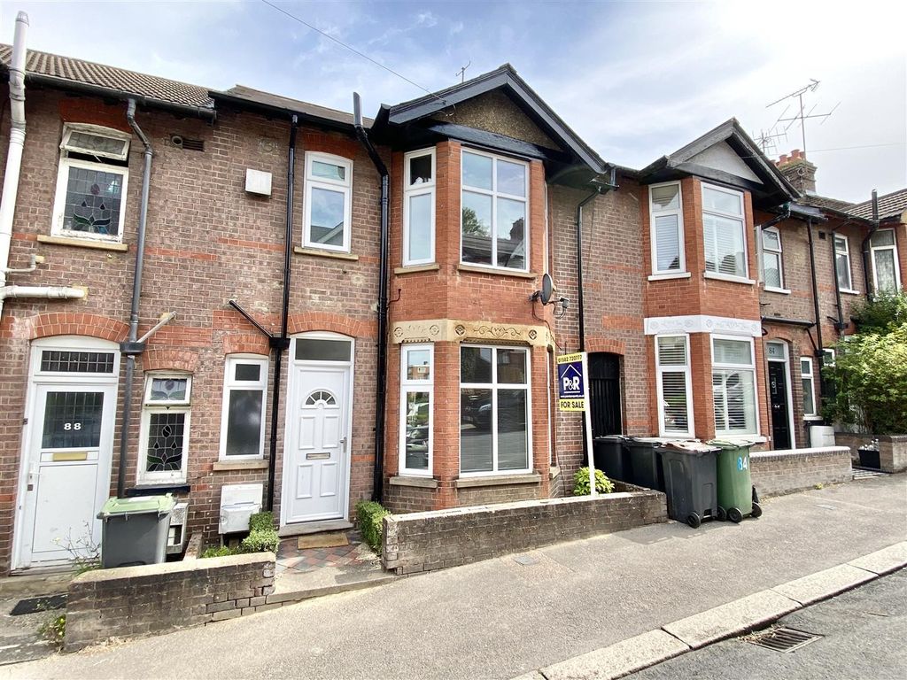 Property photo 1 of 6 3-Bedroom Family Home For Rent In Luton