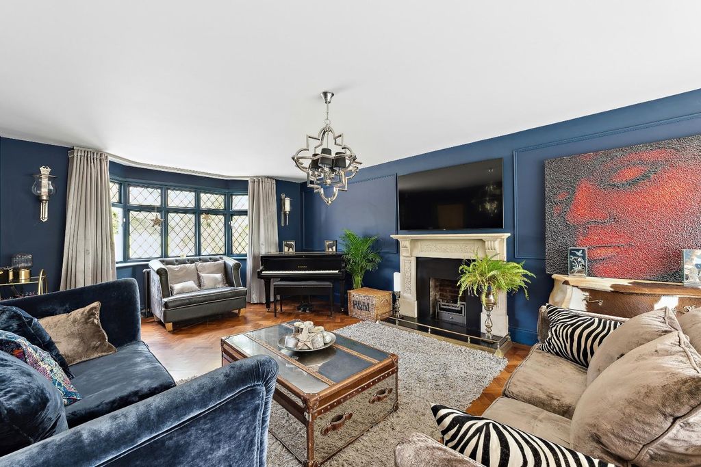 Property photo 3 of 42 Longdown Lane North