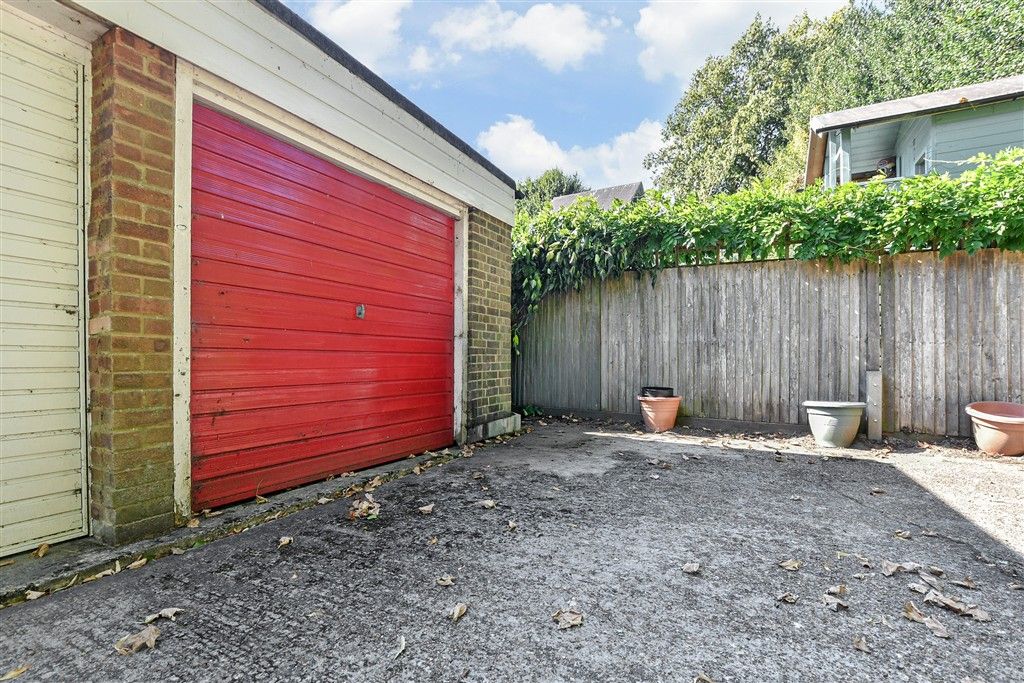 Property photo 2 of 10 Garage
