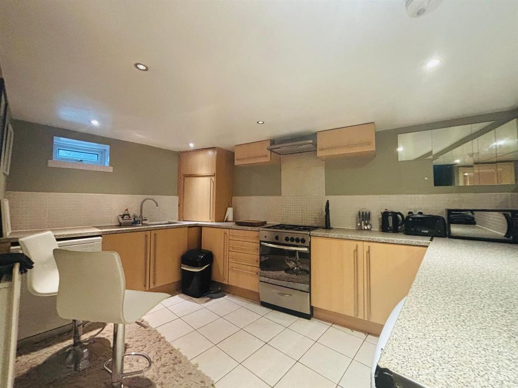 Property photo 3 of 8 Kitchen