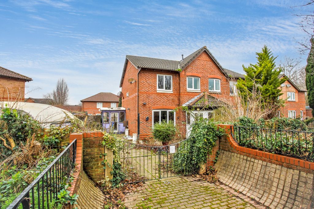 Property photo 1 of 26 5 Roberts Court, Hallwood Park, Runcorn, Wa7 2Fh