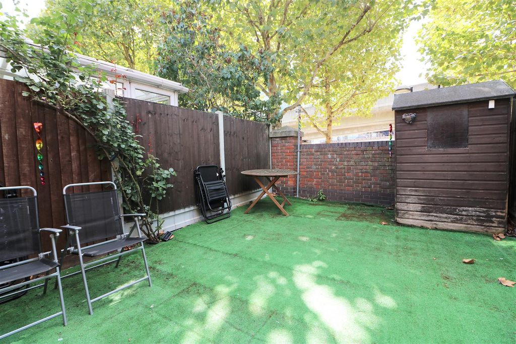 Property photo 3 of 10 Dingle Gardens.Jpg