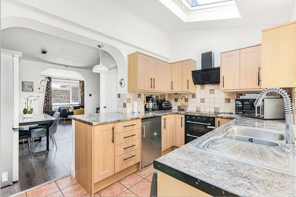 Property photo 2 of 33