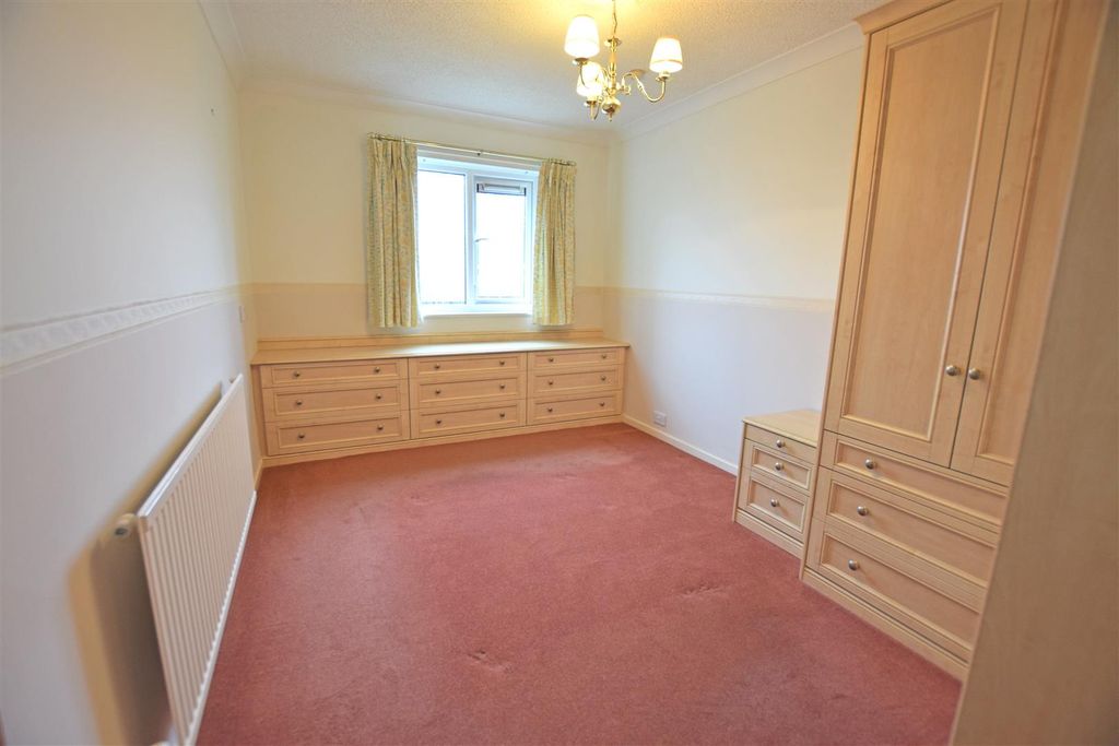 Property photo 3 of 6 Bedroom.Jpg