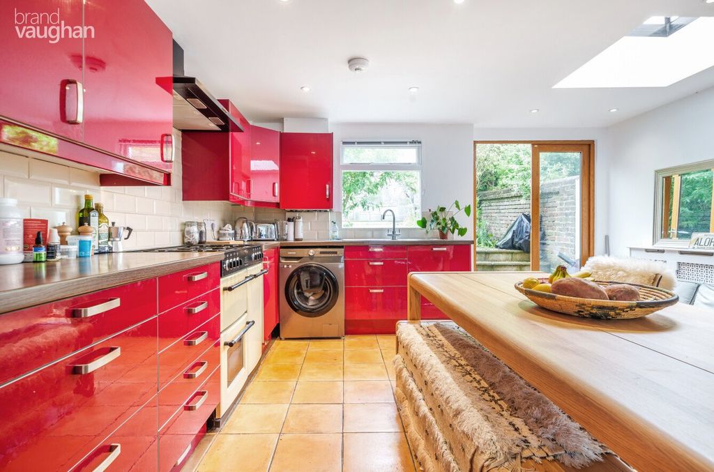 Property photo 3 of 10 Kitchen