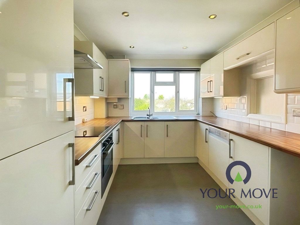 Property photo 2 of 10 Kitchen