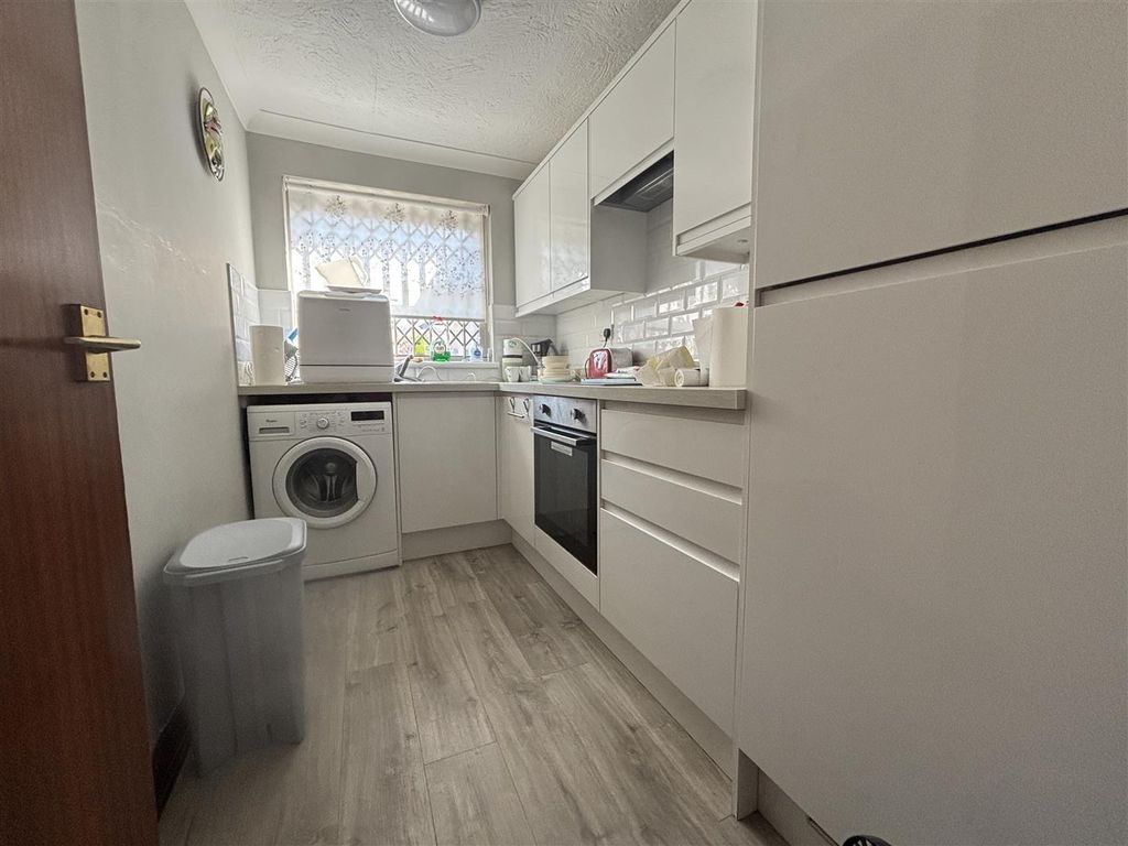 Property photo 3 of 11 Kitchen
