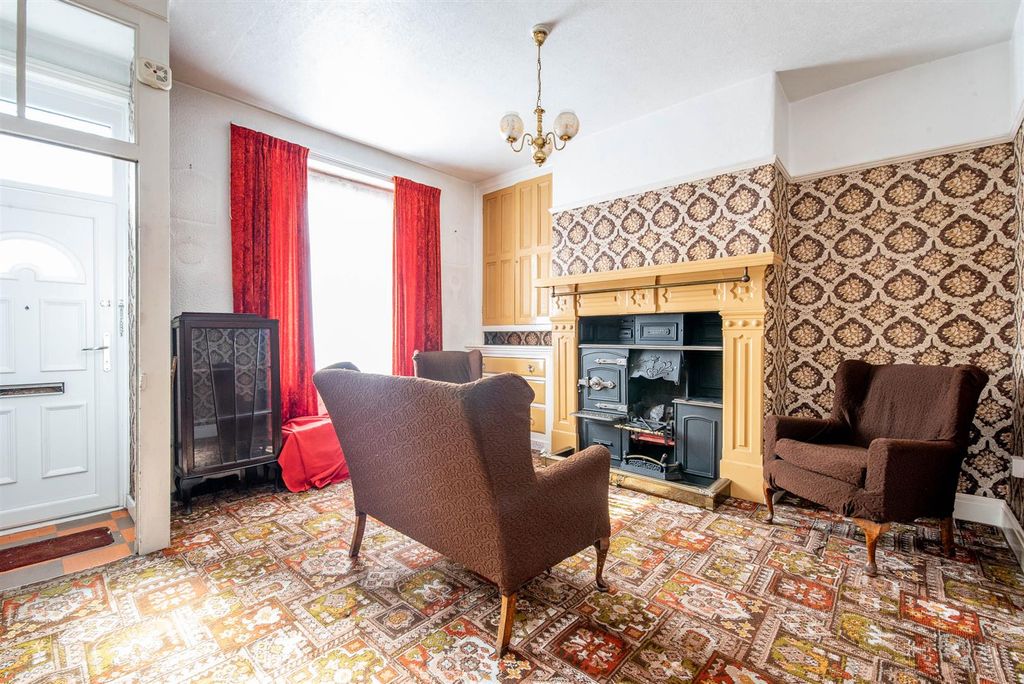 Property photo 3 of 19 Lounge