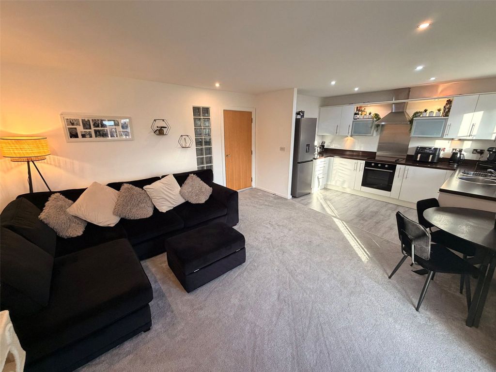 Property photo 3 of 16 Picture No. 11