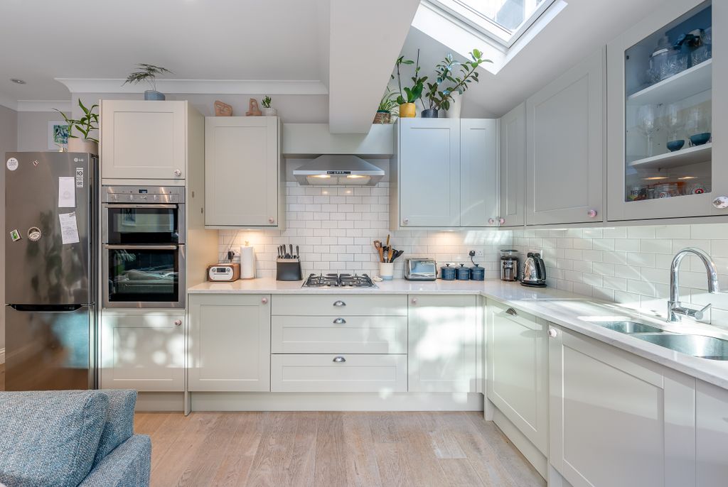 Property photo 3 of 16 78 Sedlescombe Road-